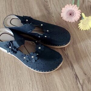 New without tags . Lightweight sandals. Comfort. Size 39. Summer .Vacation.